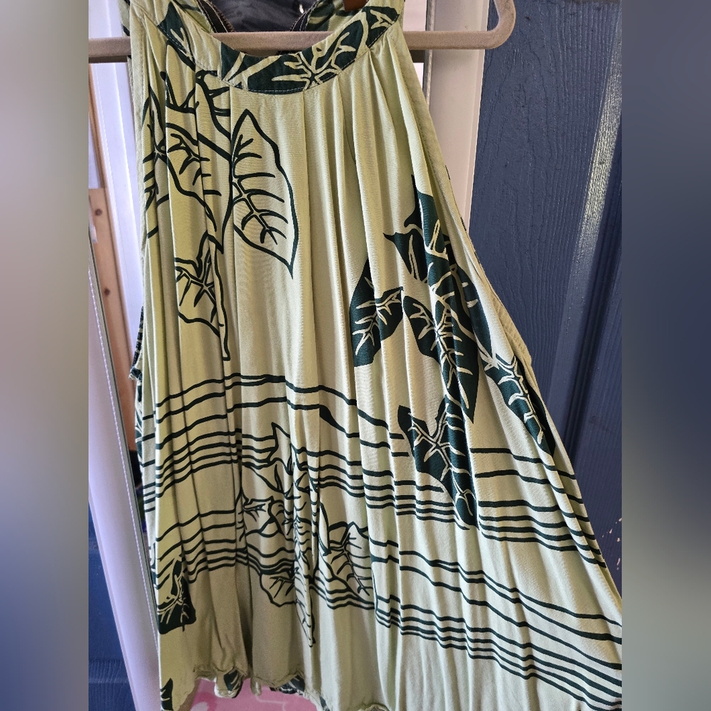 Wahine Toa Green Kalo Leaf Print Women's Top